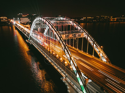 黄色路灯城市桥梁夜景背景