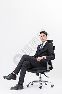 坐在办公椅上思考的西装商务男子图片