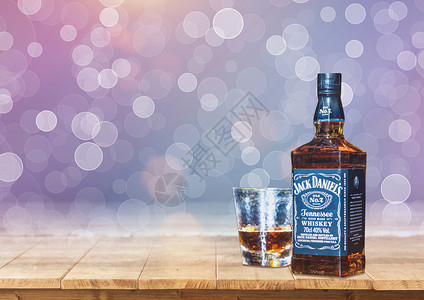 苏格兰威士忌夜晚的酒杯设计图片
