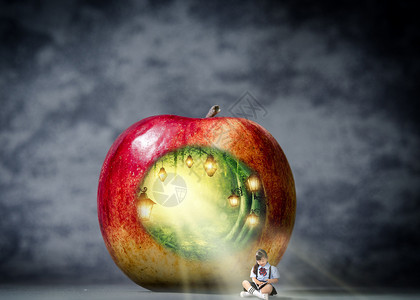 孩子苹果苹果里的梦幻世界设计图片