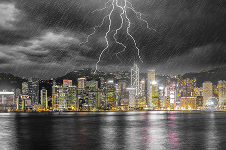 雨骑车雷雨中的城市设计图片