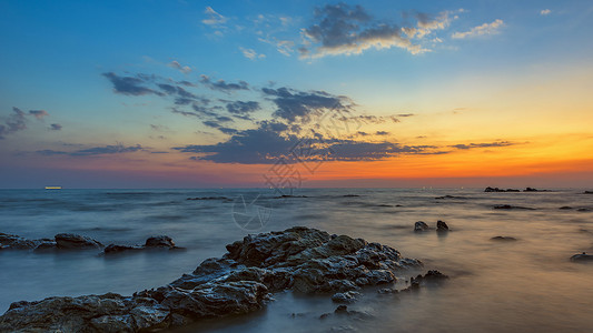 一望无际的大海海上日落晚霞背景