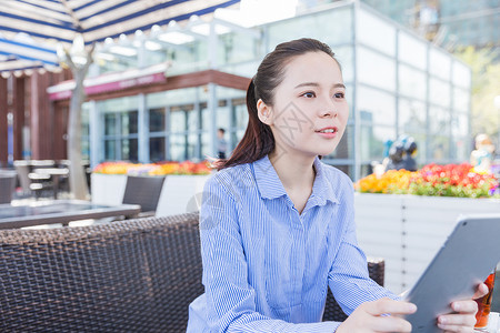 蓝格子衬衫的清新美女背景图片