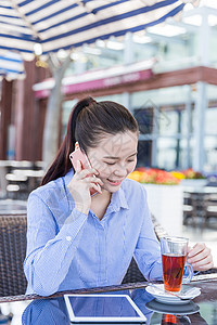 咖啡馆女孩开心打电话高清图片