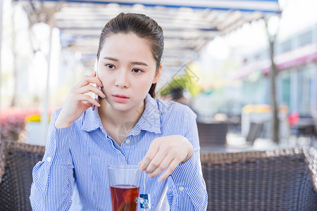 茶手机咖啡馆女孩打电话情绪低落背景