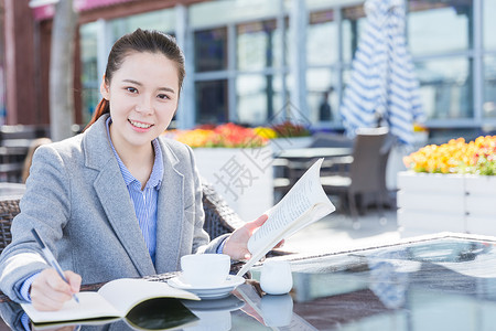 书籍与茶素材咖啡馆知性女人阅读书写背景