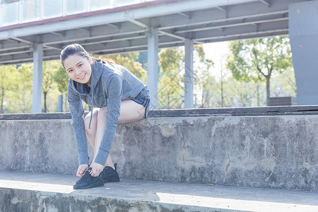 运动女孩户外休息系鞋带图片