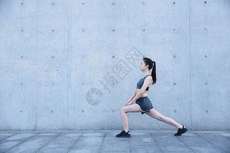 性感运动户外运动女孩热身压腿背景