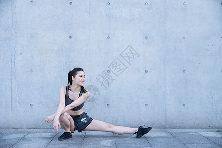 户外运动服装简单户外运动女孩热身压腿背景