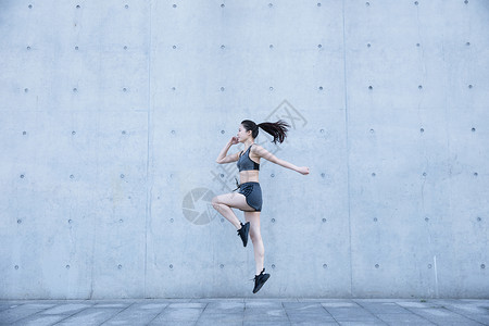 户外运动女孩大气跳跃高清图片