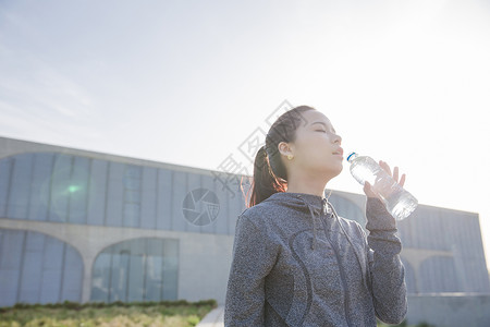 运动美落日运动女孩休息喝水背景