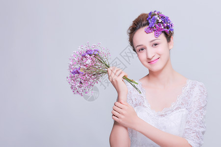 鲜花立体素材创意妆面美女手拿捧花背景