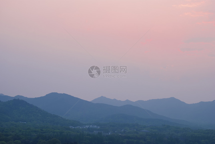 夕阳山峦图片