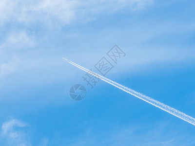 蓝天飞机凝结尾迹高清图片