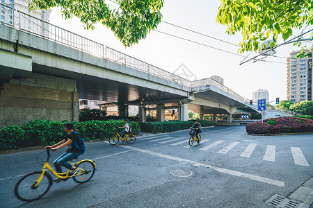 智能斑马线马路上的共享单车背景