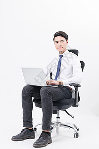 商务人男士操作笔记本电脑图片
