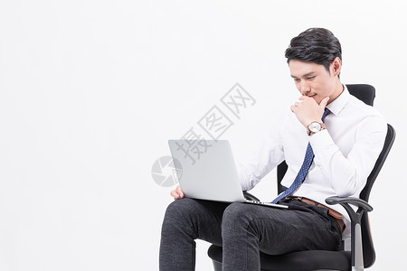 会议动态蓝白商务人男士操作笔记本电脑背景