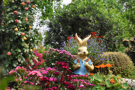创意雕塑花丛中的兔子背景