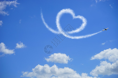 白色心形云朵蓝天白云下的创意云彩设计图片