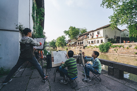 学生们在杭州小河直街画画高清图片