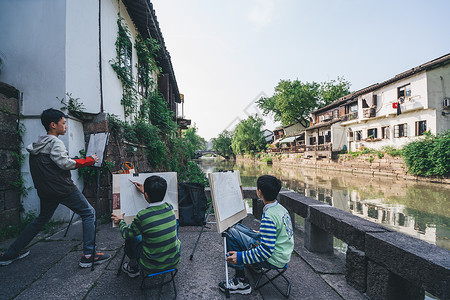 风景写生杭州小河直街河边写生的学生背景