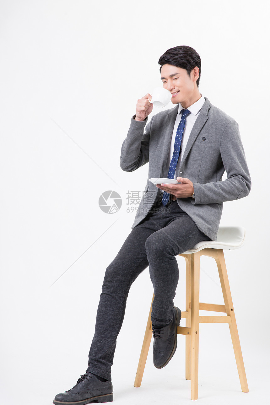 穿西装坐着喝咖啡放松男性图片