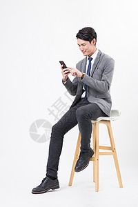 商务男士使用手机微信打电话高清图片
