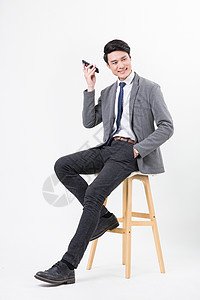 商务男士使用手机微信打电话图片