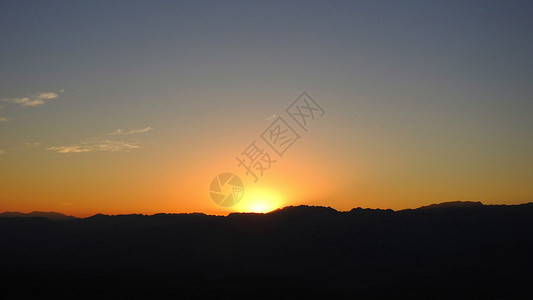 腾冲夕阳西下的天空和山脉背景图片