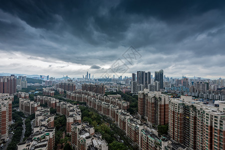 暴风雨前的城市背景图片
