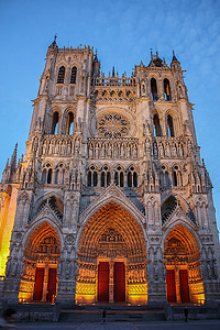 法国亚眠天主教圣母大教堂建筑外立面全景背景图片