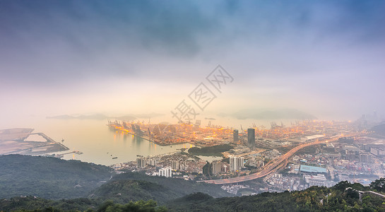 眺望夜景盐田港的晨雾背景