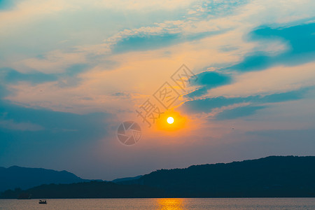 西湖长桥雷峰塔背景图片