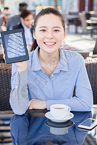 年轻女性咖啡店阅读电子书高清图片