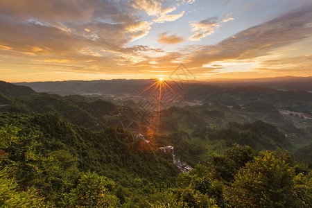 山间日出背景图片