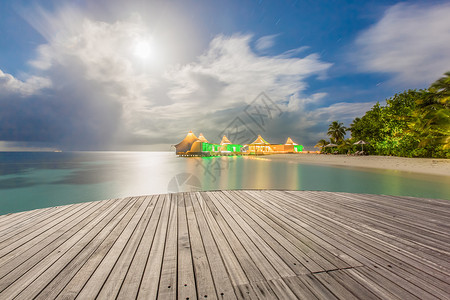 月光下的海岛酒店背景图片