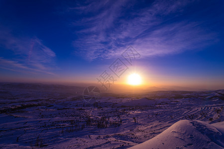 上升光束雪乡的日出背景