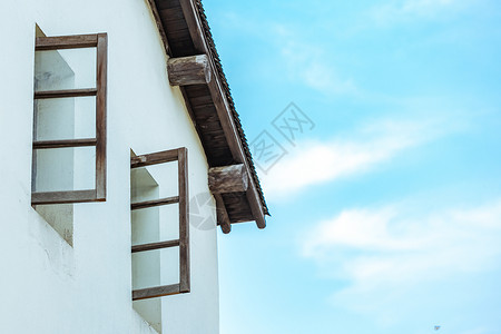古朴房子蓝天下古朴的窗背景