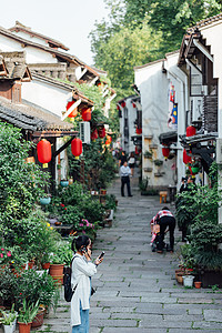 人来人往的杭州小河直街图片