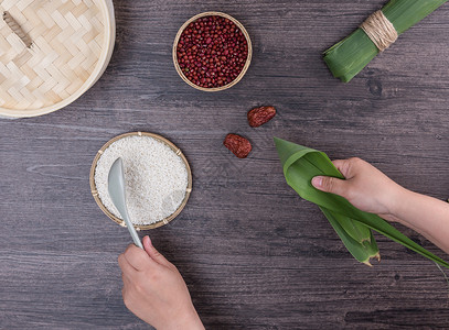 端着粽子女人端午节传统手工包粽子过程背景