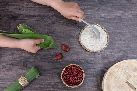端午节传统手工包粽子过程背景图片