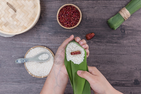 竹制品端午节传统手工包粽子过程背景