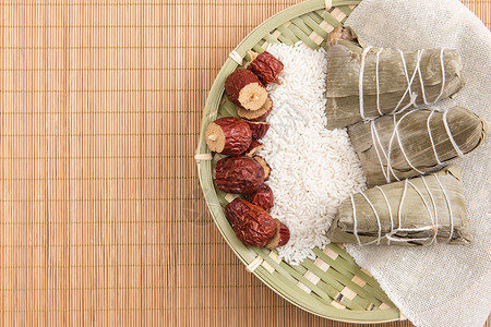 竹子包粽子端午节竹垫上食品粽子背景
