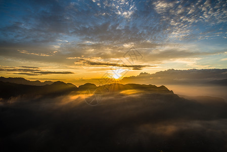 景星岩日落云雾景星岩高清图片