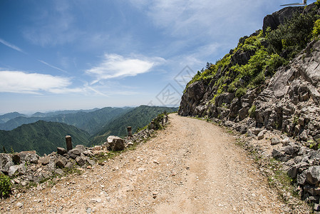 山顶险峻的小路背景图片