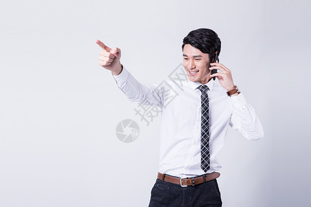 开心聊电话的商务白领图片