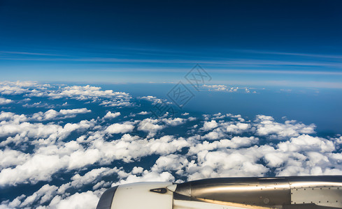 飞机飞过高原背景图片