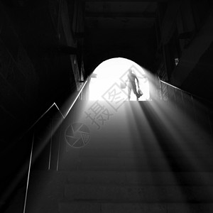 黑白生活素材城门里逆光的人的剪影背景