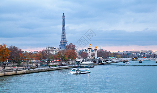卢塞纳巴黎塞纳河畔巴黎铁塔背景