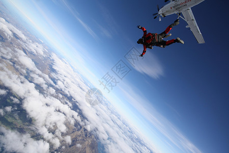 跳伞蓝天白云极限赛高清图片